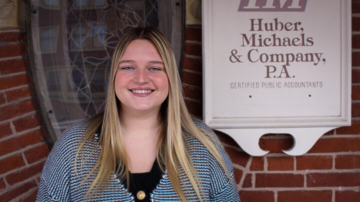 Emily Mantheiy Headshot